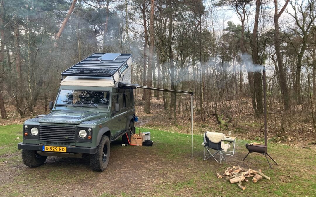 Waar huur je zo’n gave Landrover Defender met daktent?